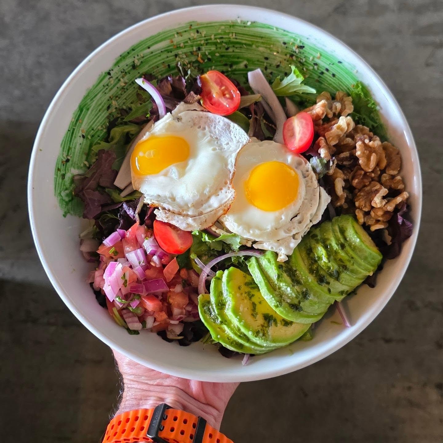 Bowl fresco de Obrigado Café con vegetales, huevo, aguacate y nueces