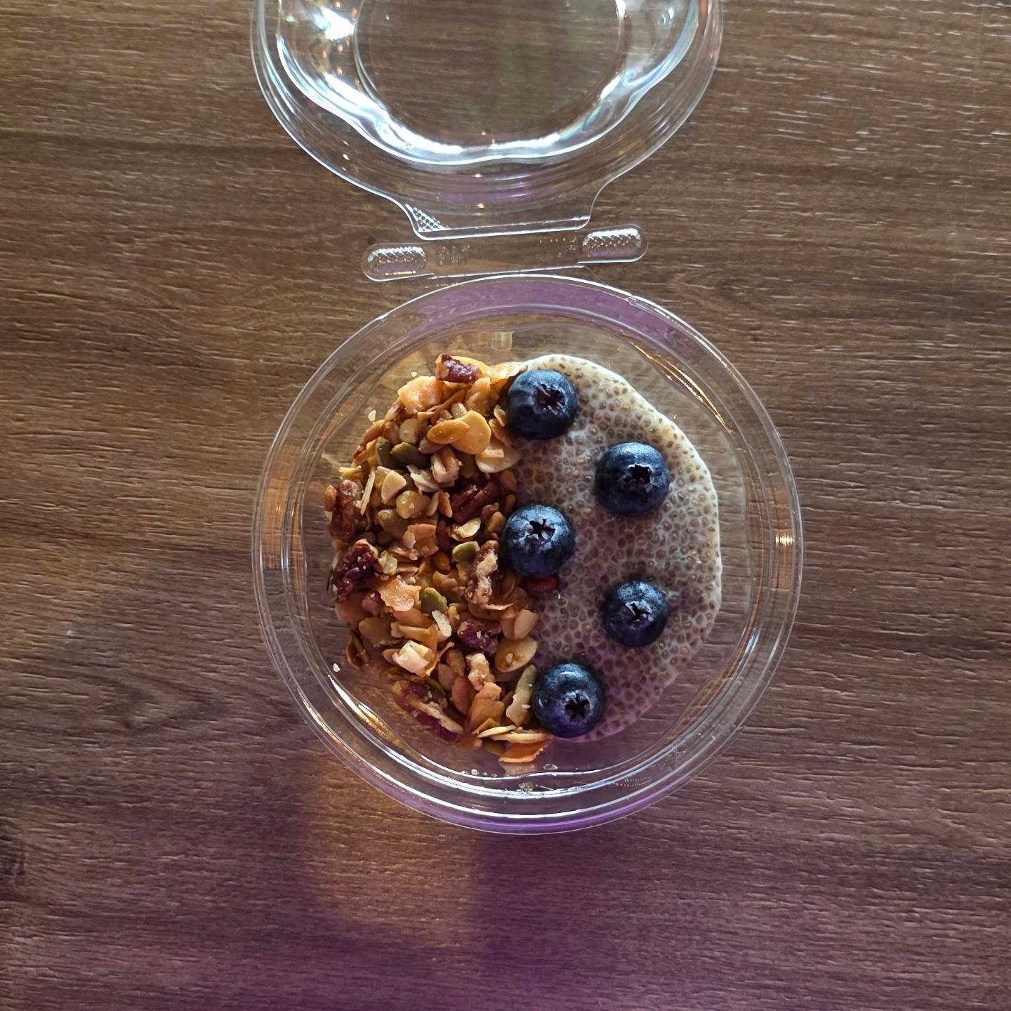 Pudín de chía con granola y blueberries de Obrigado Café